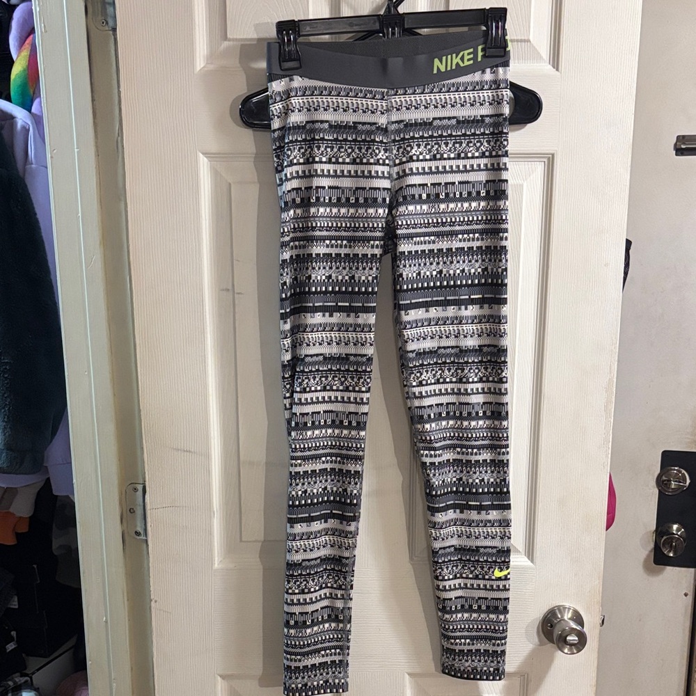 Nike Black and Gray Patterned Leggings